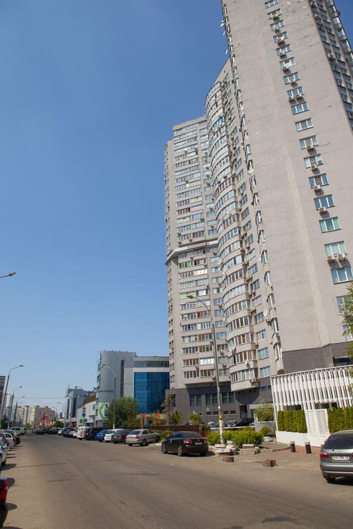 Apartment In 2 Min From Poznyaky Metro Station Kyiv Exterior photo