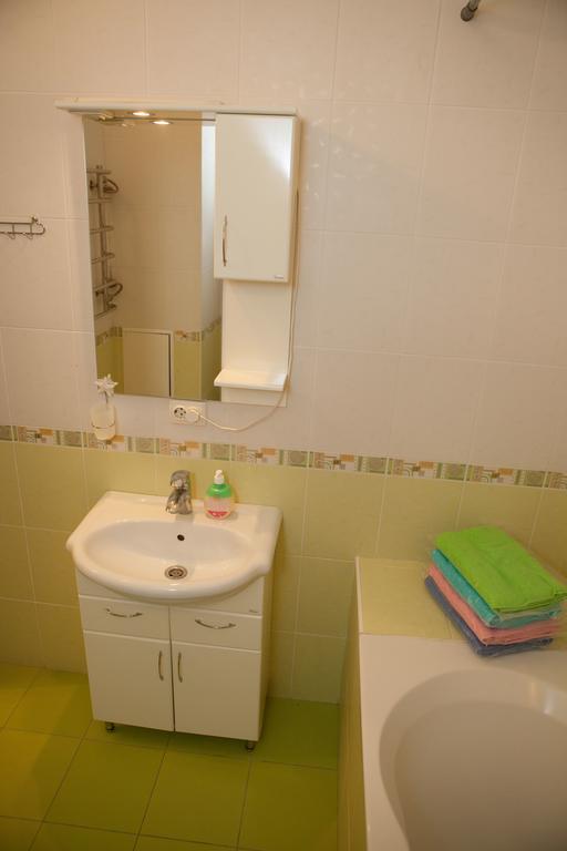 Apartment In 2 Min From Poznyaky Metro Station Kyiv Exterior photo