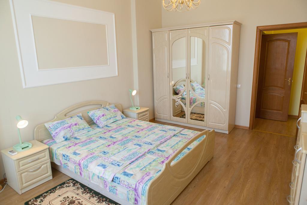 Apartment In 2 Min From Poznyaky Metro Station Kyiv Exterior photo