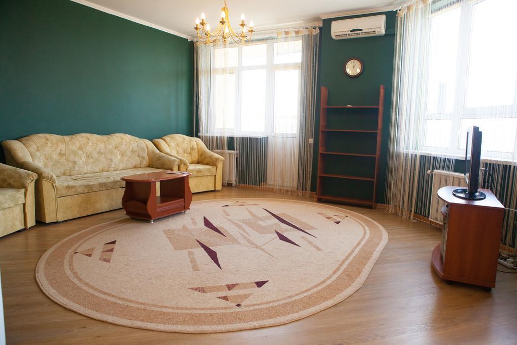 Apartment In 2 Min From Poznyaky Metro Station Kyiv Exterior photo
